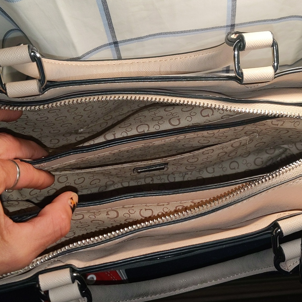 Guess Bag - Picture 4 of 4